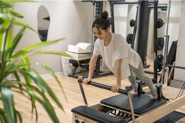 ヨガやピラティスで美姿勢づくりを