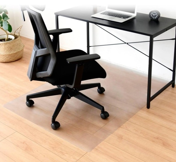 床をキズや汚れからしっかりガード！1.5mmの厚みで安心の【山善】透明チェアマットがAmazonで好評販売中！