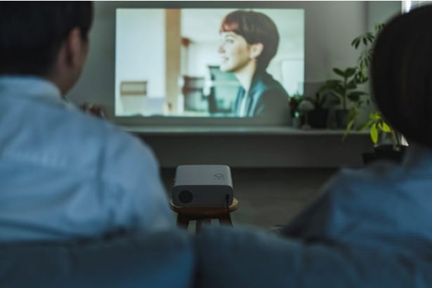 プロジェクターを設置すれば、いつもの部屋が一気にシアタールームへ