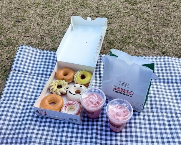 桜の下で食べるドーナツはおいしさ格別！
