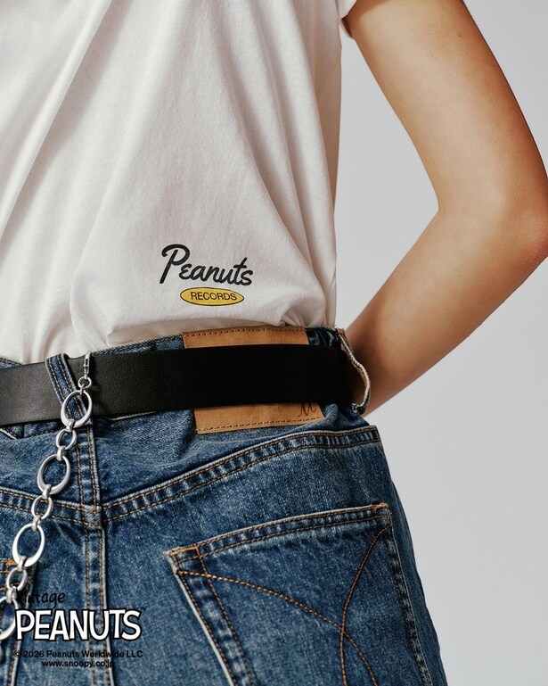 スヌーピーTシャツの裾には「Peanuts RECORDS」のロゴがさりげなく配置。タックインしてもチラッとのぞく遊び心