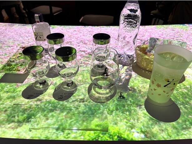 ジンソーダや桜とユズの原料酒、おつまみなどが用意されている