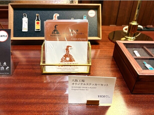 「大阪工場 オリジナルステッカーセット」(850円)。そのほか、ピンバッジやポストカードも販売されていた