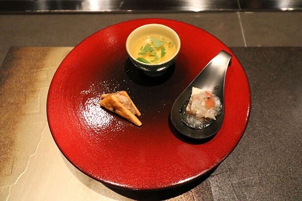 前菜3種。上から時計回りに「牛テールの和風スープ」「牛肉のジュレ寄せ」「しぐれ煮サンド 山椒風味」