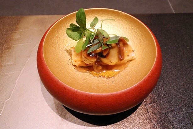 「フォアグラと豆腐の鉄板焼 柚子香るべっこう餡」。あっさりとしたべっこう餡とフォアグラのうま味がベストマッチ