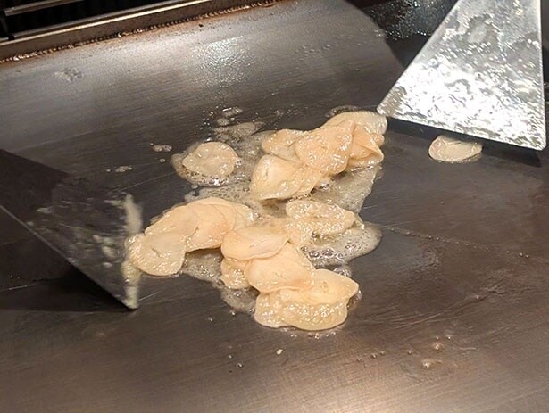 この日は青森県産のガーリックを使用。鉄板で焼くと食欲をそそる香りが広がる