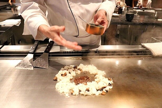 目の前で仕上げるため、醤油の香ばしい香りが。焦げないように鉄板の温度が低い部分を使って調理されている