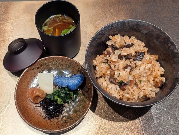 「ガーリックライス」は、にんにく醤油で仕上げる焼きおにぎりのような香ばしい味わい。ゴロッと入ったマッシュルームもよいアクセントに