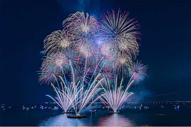 音楽とシンクロし夜空を彩る華やかなスターマイン / SBI舞花火