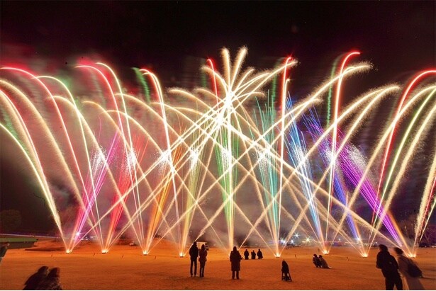 広大な天然芝の上でリラックスしながら花火を楽しめる(画像はイメージ) / 東京ドイツ村 FIRE DRONE FANTASIA ~花火とドローンと音楽の饗宴~