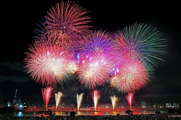 荒川の河川敷各所で、バリエーション豊富な花火を堪能できる / 第47回 足立の花火