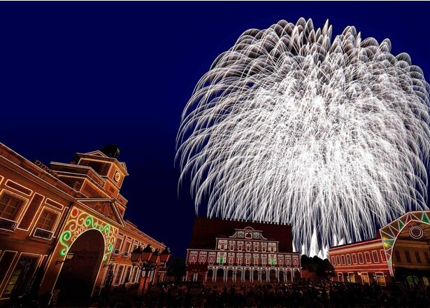 ムーンライトフィナーレでは、大輪の花火が夜空に広がる / 志摩スペイン村 ムーンライトフィナーレ(GW)
