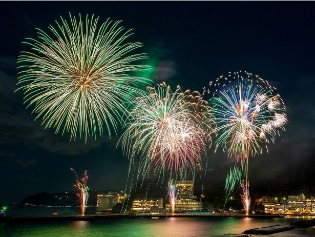 間断なく打ち上げられる3000発の花火が海上に映える / 春季熱海海上花火大会