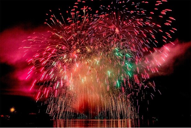赤と緑が彩る幻想的な水上花火 / 黒船祭海上花火大会