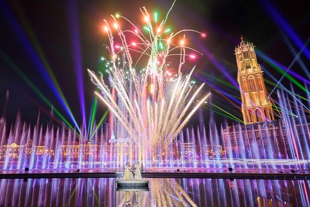 色とりどりの花火と噴水、サーチライトが夜空に広がる圧巻のナイトショー※イメージ / シャワー・オブ・ライツ:HARMONICS WITH EVANGELION(ハーモニクスウィズエヴァンゲリオン)