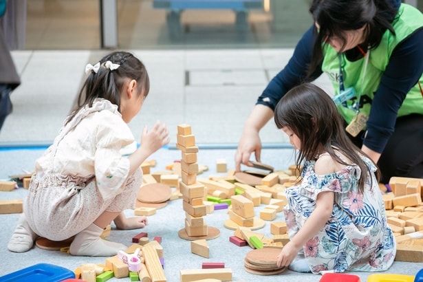 木の積み木やさまざまな遊具で自由に遊べる「BIG HOLIDAY キッズプレイパーク」