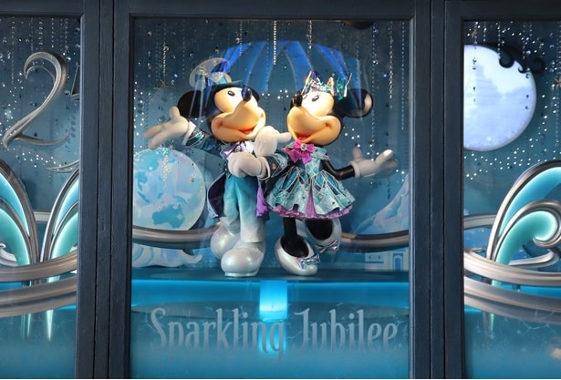 メディテレーニアンハーバーにあるパーク最大のショップ「エンポーリオ」のショーウィンドウ。こちらにも、25周年のコスチュームを着たミッキーとミニーの姿が!