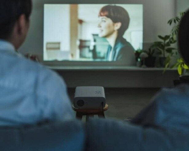 プロジェクターを設置すれば、いつもの部屋が一気にシアタールームへ