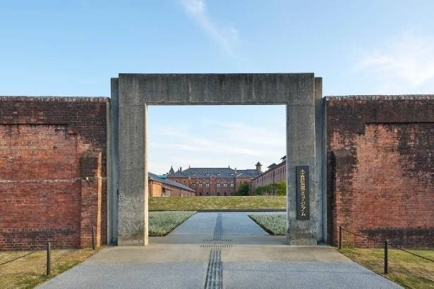 荘厳な監獄建築が迎えるミュージアムゲート