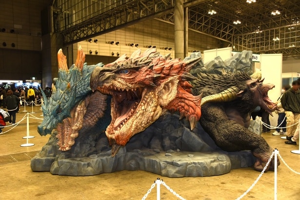 「モンスターハンター」の世界観を反映した展示物がずらり
