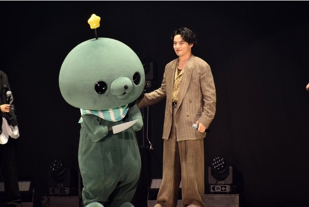 タマを相手に、水上さんが頭突きの威力を検証することに