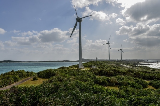 「西平安名崎」から海と風力発電も見える