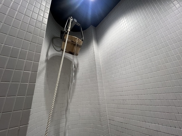 紐を引くと桶に溜まった水が落ちる「桶シャワー」
