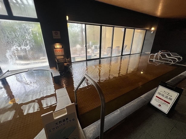 広々とした内湯の天然温泉