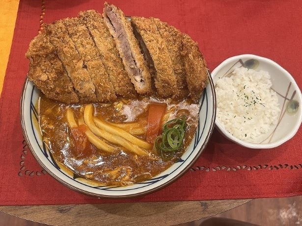 2025年に発売された「牛カツトマたまカレーうどん」(現在は販売終了)