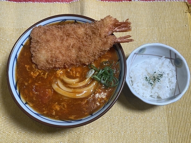海老の旨味とトマたまカレーのハーモニーを味わおう