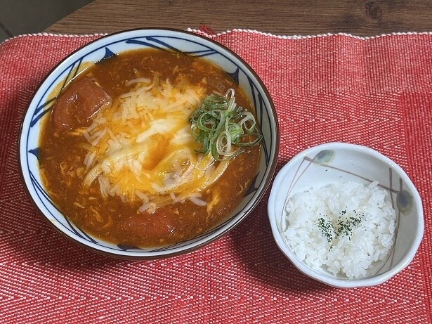 「とろける3種のチーズトマたまカレーうどん(ひと口ごはんつき)」