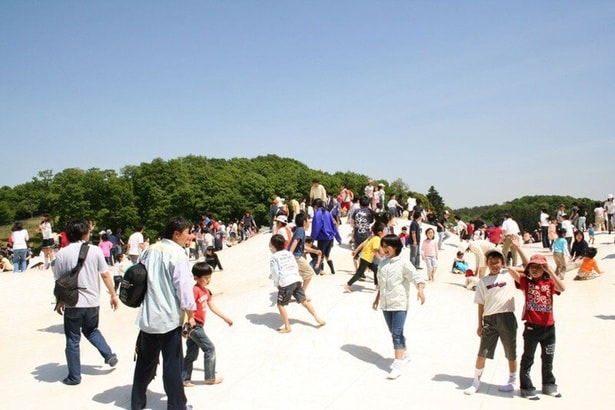 「国営武蔵丘陵森林公園」には、ぽんぽこマウンテンなど、子ども向けの遊び場がたくさん