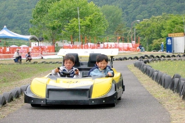 ゴーカートやバッテリーカーも楽しめる「ファミリーランドみかさ遊園」