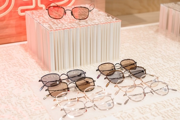 「SHINJUKU Limited Edition」 Titanium、Titanium SUNGLASSES(各3万5000円)