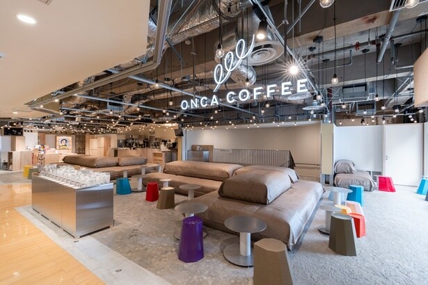 メガネの受け取りまでの時間を、3階の「ONCA COFFEE」で過ごすことができる