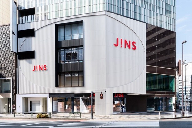 新宿三丁目の交差点にある、JINS新宿店。外観や内装など、こだわりの洗練された空間になっている