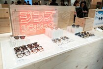 メガネ作りの待ち時間はコーヒーと共に。カフェやアートも楽しめる世界最大の「JINS新宿店」が誕生！