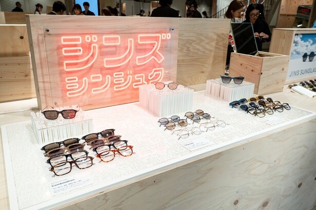 メガネ作りの待ち時間はコーヒーと共に。カフェやアートも楽しめる世界最大の「JINS新宿店」が誕生！