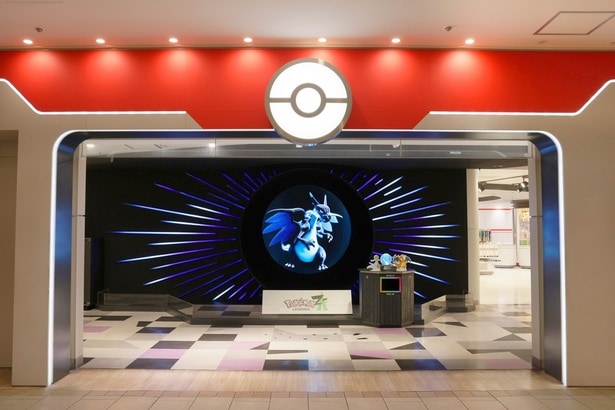 「ポケモンセンターメガトウキョー ＆ ピカチュウスイーツ」ミライドンのいるポケモンセンター入り口