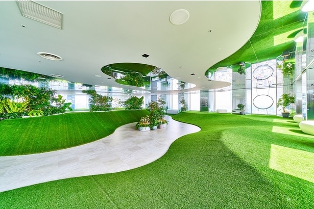 「サンシャイン60展望台 てんぼうパーク」季節の植栽と人工芝に囲まれた「てんぼうの丘」