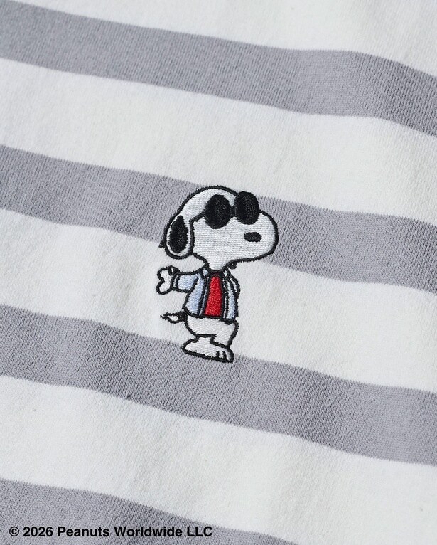 ウィメンズの「ボーダーTシャツ」の左胸には、シャツをまとったジョー・クールのワンポイント刺しゅう
