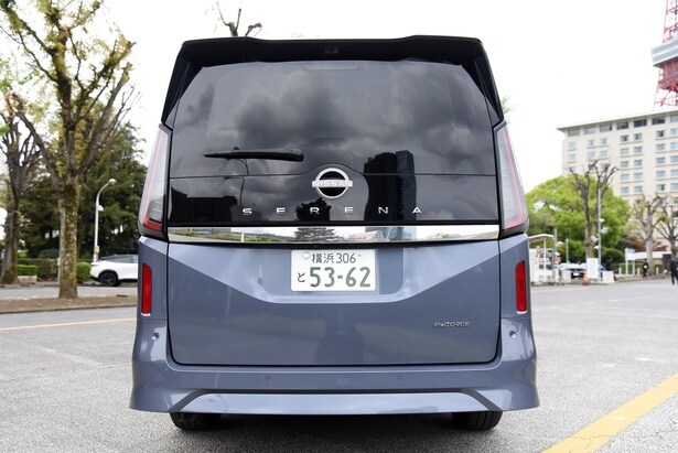 新型「日産セレナ」の背面