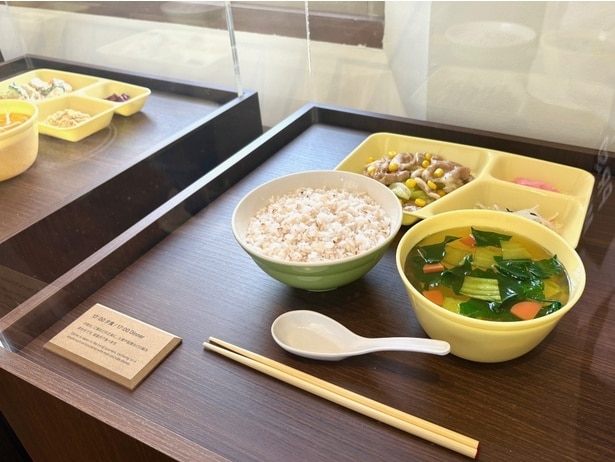 「食事」の部屋にある夕食のサンプル