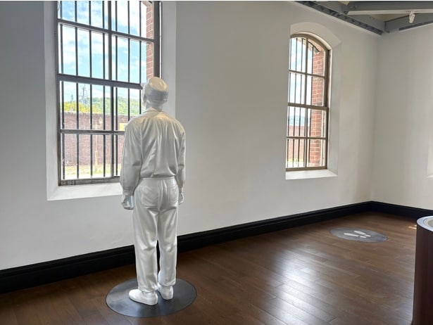 「自由」の部屋には受刑者の像が立っている