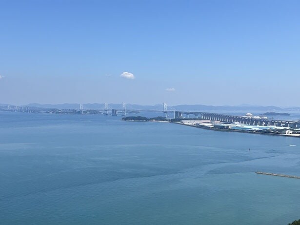 屋上のスカイデッキからは宇多津の街並から瀬戸内海、瀬戸大橋まで360度の絶景が見渡せる