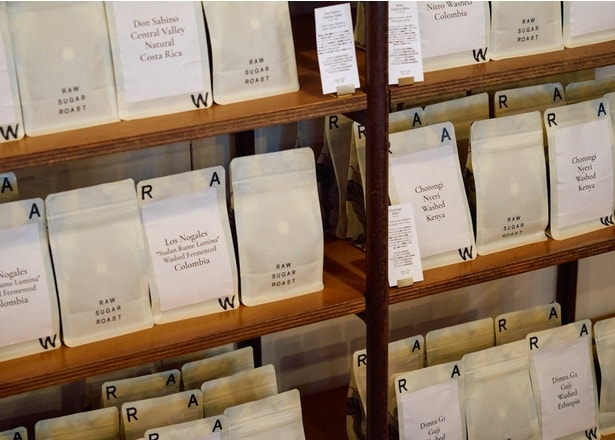 100グラムあたり4000円台の高価なものまで豆の種類は幅広い。“心地よい余韻”を自宅でも体感