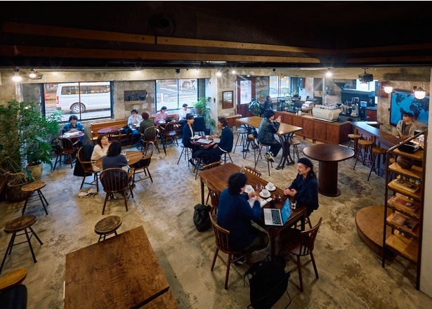 店が入る物件は空間のよさが気に入り、即決。イギリス「ERCOL(アーコール)」など、ヴィンテージ仕様のインテリアがおしゃれ