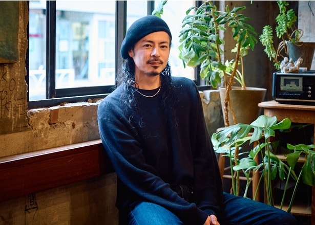 小坂田祐哉さん。コーヒー業界で活躍する気鋭のロースター