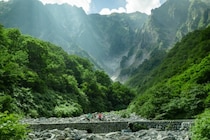 “天然の涼”を五感で体感。日本三大岩壁「一ノ倉沢」の絶景と雪解け水で涼む「ひんやり天然足水」が谷川岳ヨッホで初開催