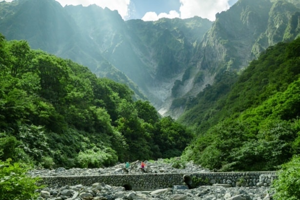 “天然の涼”を五感で体感。日本三大岩壁「一ノ倉沢」の絶景と雪解け水で涼む「ひんやり天然足水」が谷川岳ヨッホで初開催